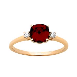 <p>Garnet & Diamond Ring </p>